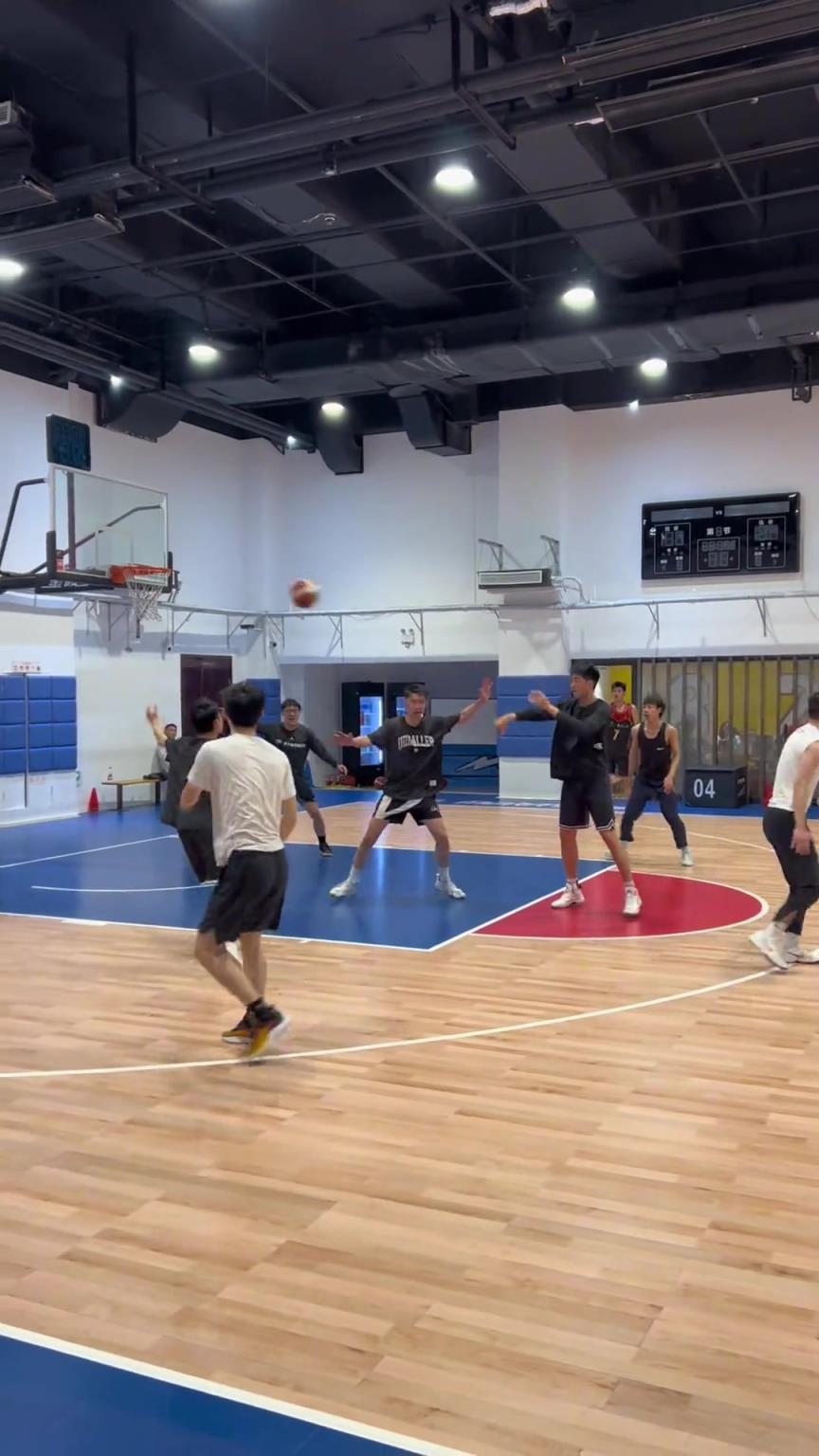 對手回家后：老婆，我今天在野球場匹配到巔峰馬刺隊了！