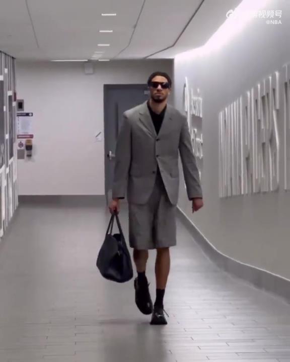 時尚潮男！哈利今日一身灰西裝短褲墨鏡搭配入場 腿真細！