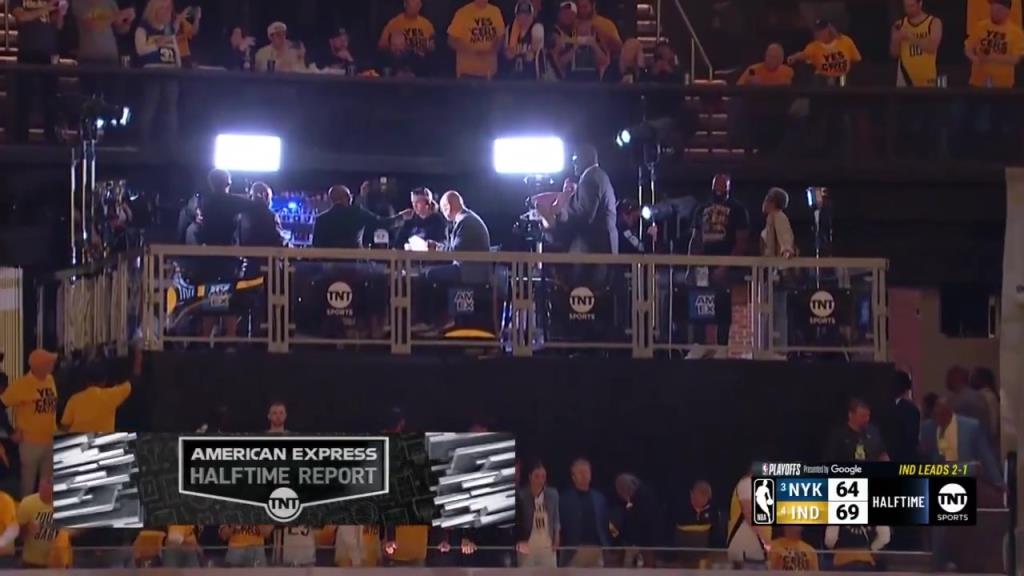 啊？轉播鏡頭給到解說看臺，奧尼爾居然抱著一個人在彎舉