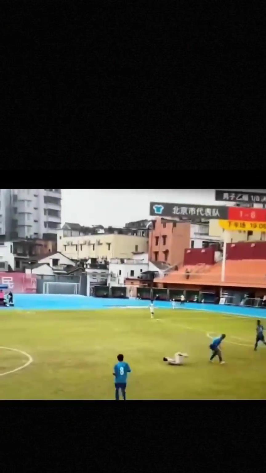 太可怕了！全運(yùn)會驚現(xiàn)殺人足球，球員將對手直接踢骨折