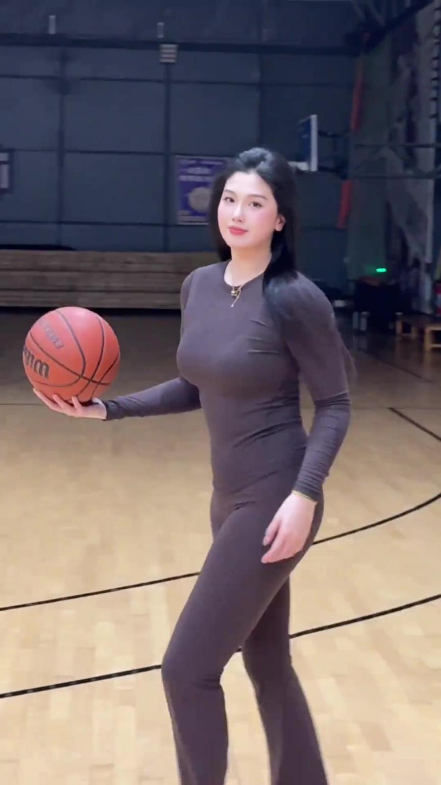 低配版卡戴珊！野球場肘姐這身材，懂的吧友都懂！