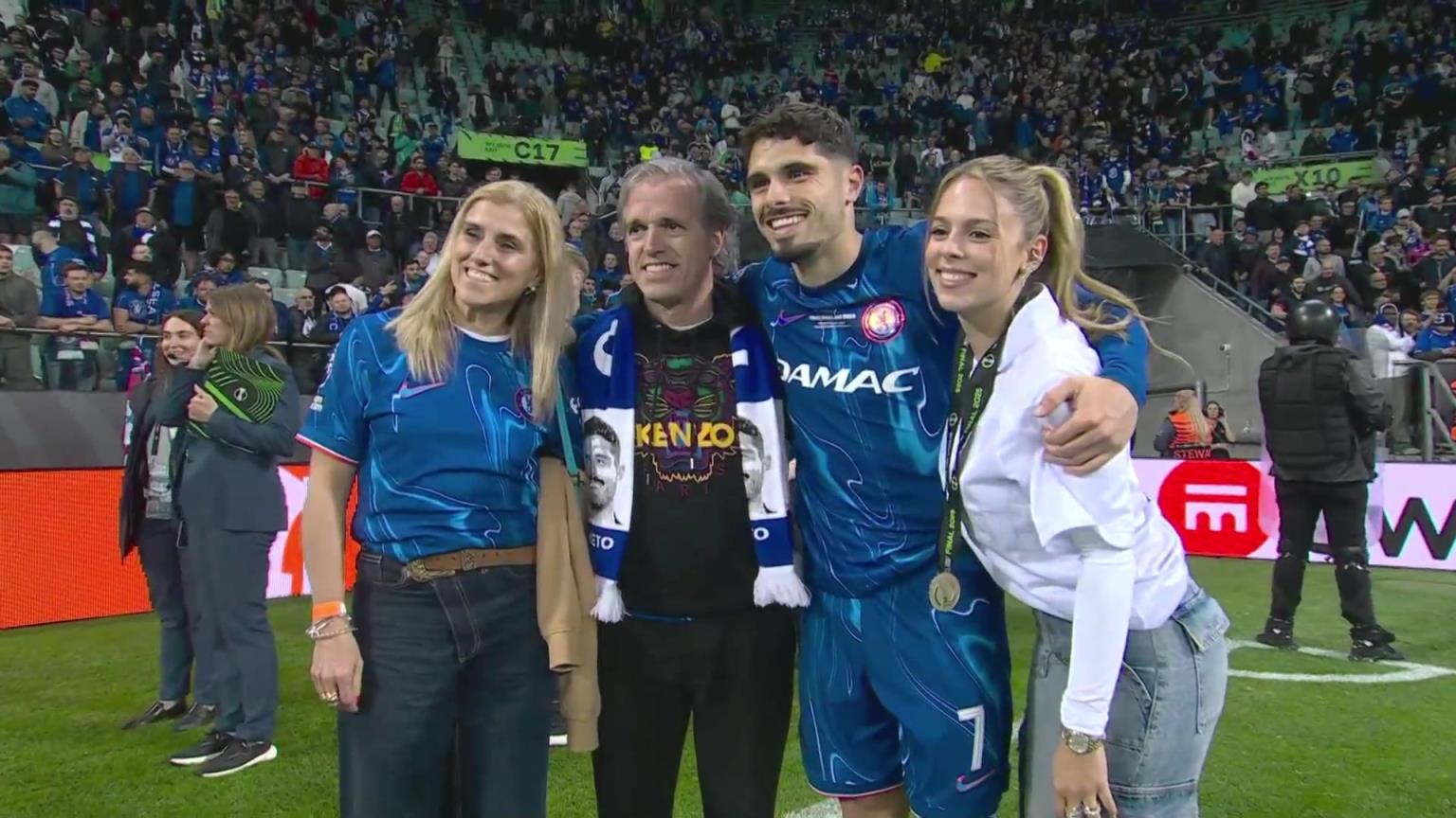 內托好福氣！奪冠后高顏值女友來合照，身材相當哇塞！