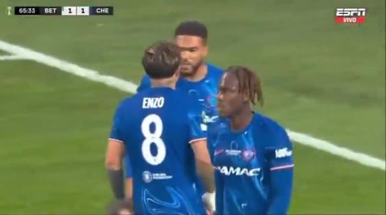 繼續干！恩佐進球后給了詹姆斯一巴掌，兩人頂頭互相打氣