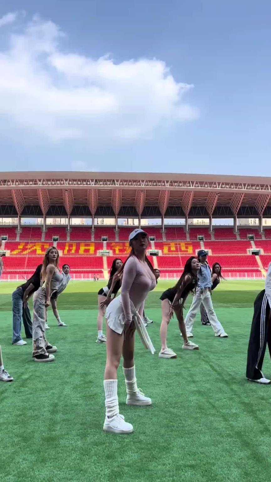 好看！在彩排的遼寧鐵人啦啦隊小姐姐們