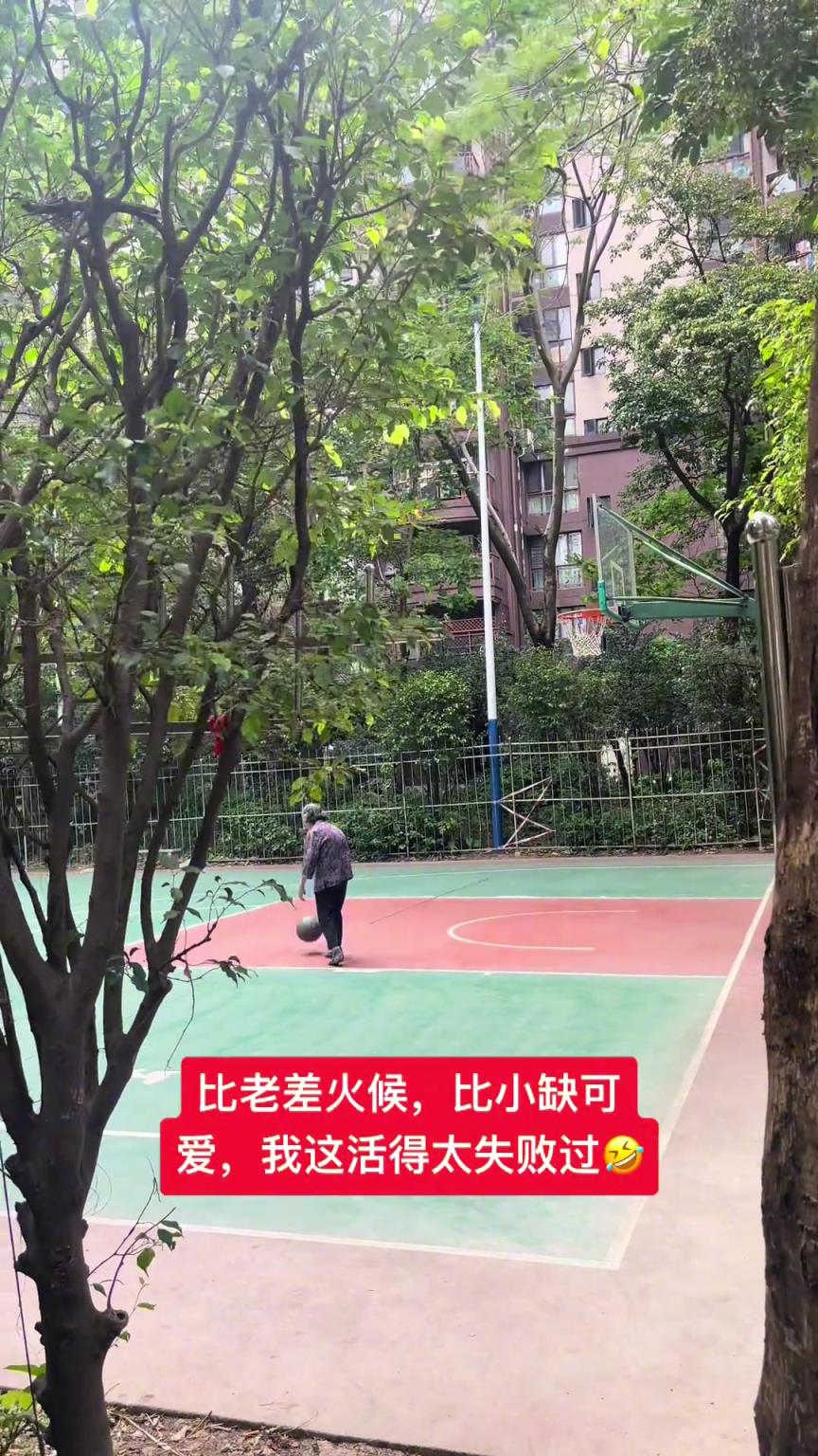 這阿婆單手一投一個準，姜還是老的辣