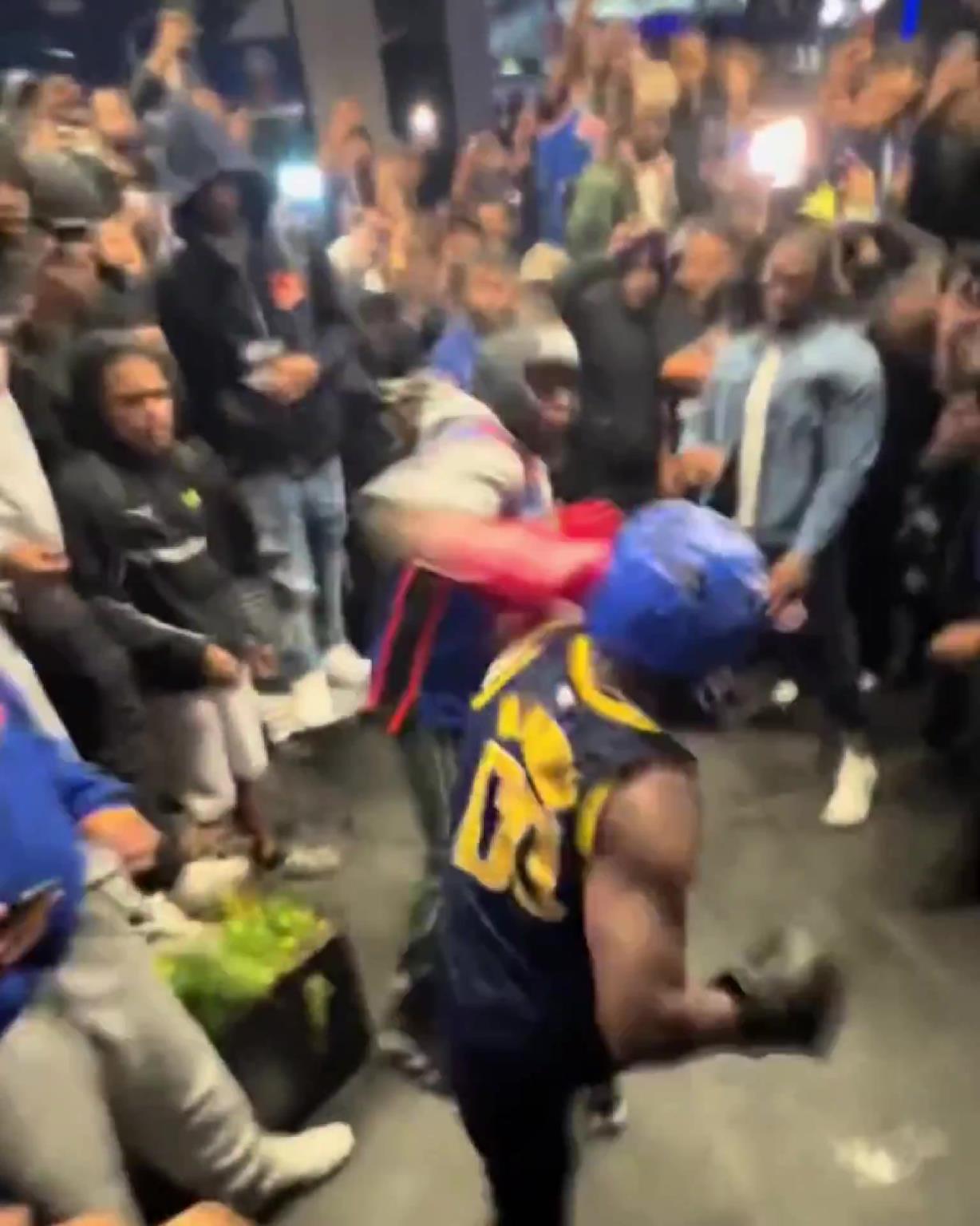 這不比場上好看？尼克斯&步行者球迷賽后直接1v1拳擊