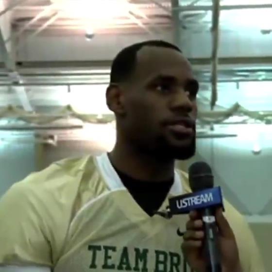 哥兩個還會這個??？11年NBA停擺期間老詹和阿杜組隊玩橄欖球