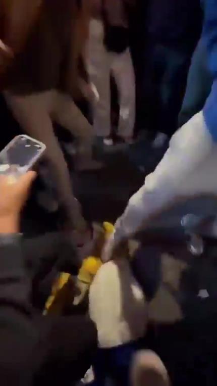 驚！尼克斯大勝步行者后，哈利伯頓遭主場球迷群毆