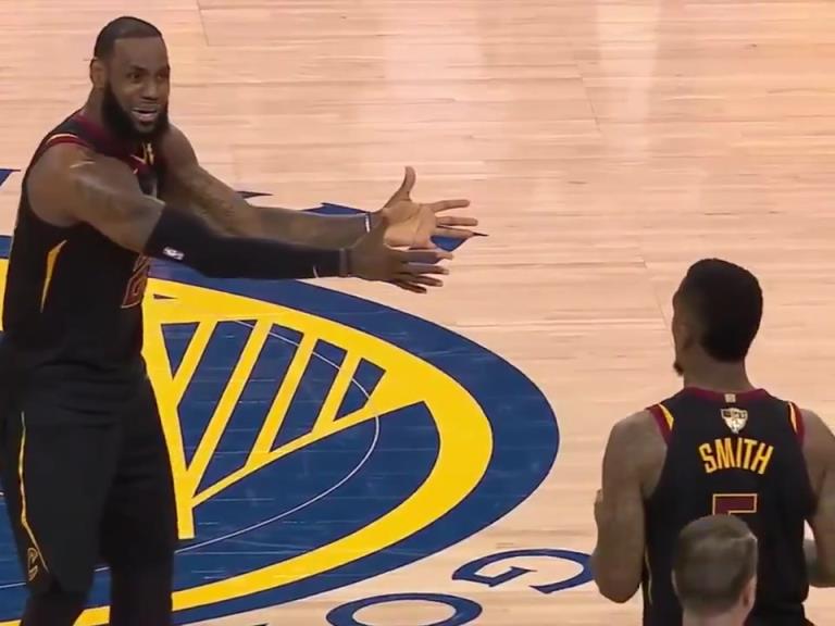 名場面！JR搶下關鍵籃板沒看表，老詹質問JR為何傳球