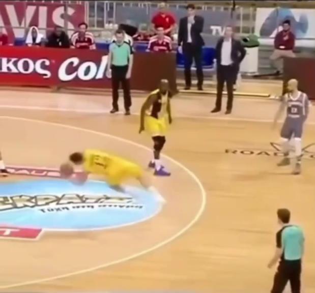 下地真快！搶斷這哥們兒多少是有點門將基礎