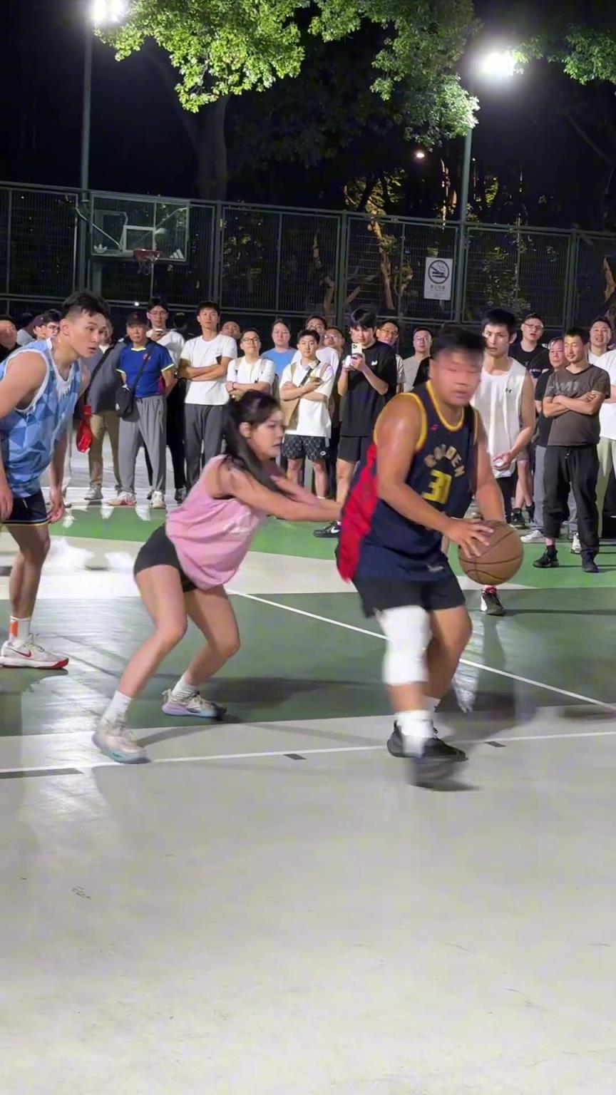 這哥們看見防自己的是女生，一個勁背打，球也不傳了