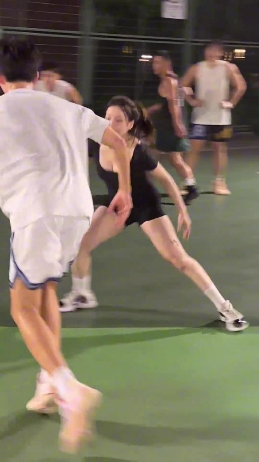 小姐姐防得真兇！瘦點的男生都拿她沒辦法